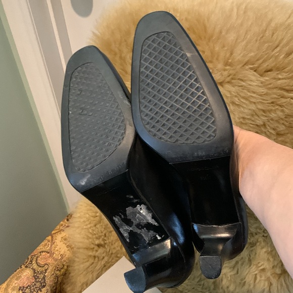 Aerosoles black leather almond toed pumps. Size 7 1/2 M. - Picture 5 of 11